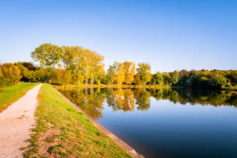 Autumn Lake 4K Wallpaper · autumn · 3840×2560