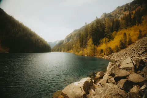 Autumn Lake 4K Wallpaper · autumn · 3840×2560