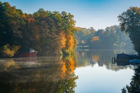 Autumn Lake 4K Wallpaper · autumn · 3840×2560