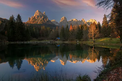 Autumn Lake 4K Wallpaper · autumn · 3840×2560