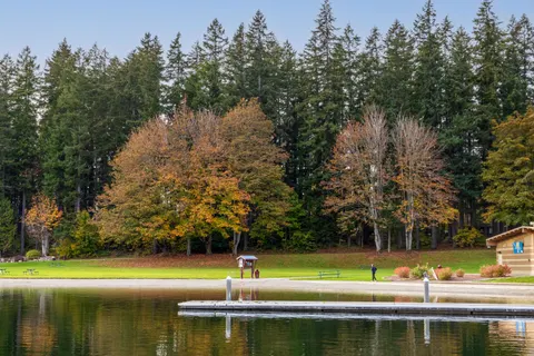 Autumn Lake 4K Wallpaper · autumn · 3840×2560