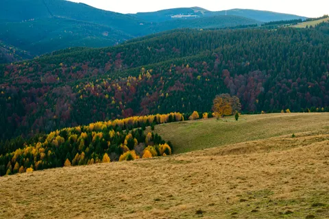 Autumn Mountains 4K Wallpaper · autumn · 3840×2563