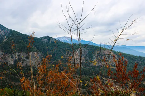 Fondo de pantalla Montañas otoñales 4K · autumn · 3840×2560