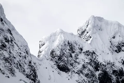 Verschneiter Berggipfel 4K Hintergrundbild · mountains · 3840×2560