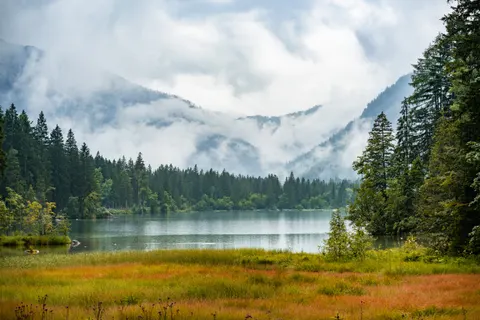 Papel de parede Lago de Montanha na Névoa 4K · nature · 3840×2560