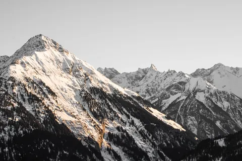 Verschneiter Berggipfel 4K Hintergrundbild · mountains · 3840×2560
