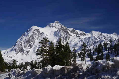 Verschneiter Berggipfel 4K Hintergrundbild · mountains · 3840×2563