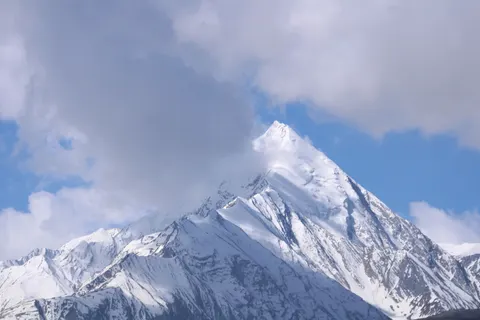 Verschneiter Berggipfel 4K Hintergrundbild · mountains · 3840×2560
