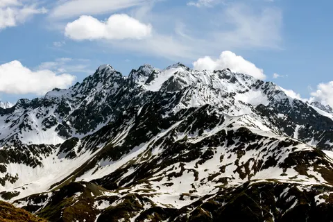 خلفية قمة جبل مثلج بدقة 4K · mountains · 3840×2560