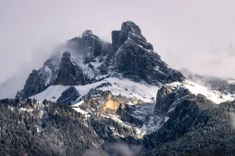 Fond d'écran Sommet enneigé 4K · mountains · 3840×2560