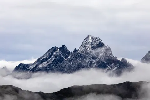 Fond d'écran Sommet enneigé 4K · mountains · 3840×2560