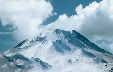 Verschneiter Berggipfel 4K Hintergrundbild · mountains · 3840×2435