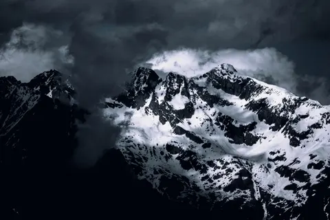 Fond d'écran Sommet enneigé 4K · mountains · 3840×2560
