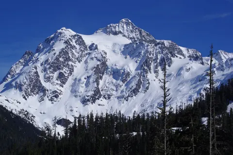 خلفية قمة جبل مثلج بدقة 4K · mountains · 3840×2563