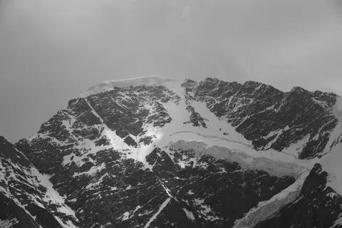 Verschneiter Berggipfel 4K Hintergrundbild · mountains · 3840×2563