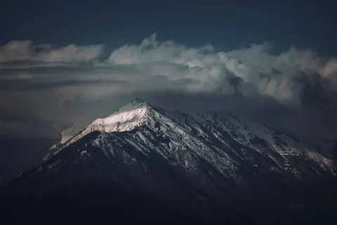 설산 봉우리 4K 배경화면 · mountains · 3840×2560
