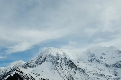 Verschneiter Berggipfel 4K Hintergrundbild · mountains · 3840×2560