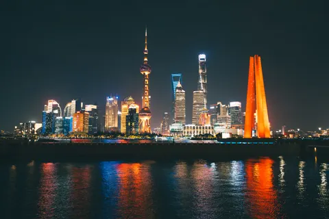 والپیپر شانگهای در شب با کیفیت 4K · city · 3840×2560