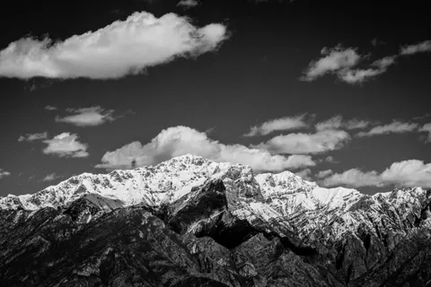 雪山之巅 4K壁纸 · mountains · 3840×2560