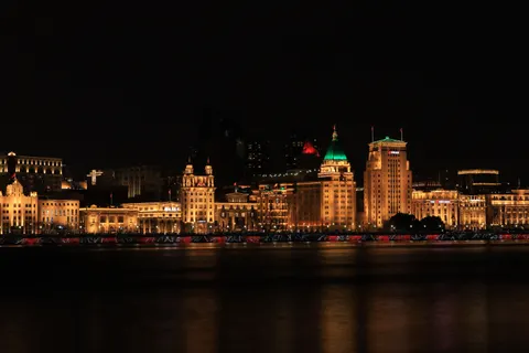 خلفية شنغهاي ليلاً بدقة 4K · city · 3840×2560