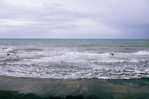 Sfondo Spiaggia di sabbia nera 4K · travel · 3840×2560