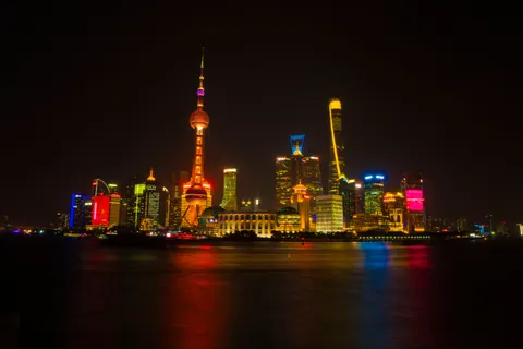 Fondo de pantalla Shanghái de Noche 4K · city · 3840×2561