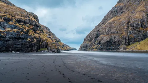 والپیپر ساحل شن سیاه با کیفیت 4K · travel · 3840×2160