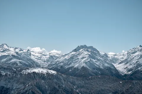 설산 봉우리 4K 배경화면 · mountains · 3840×2560