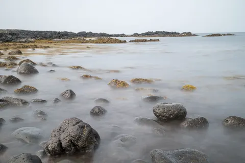 والپیپر ساحل شن سیاه با کیفیت 4K · travel · 3840×2560