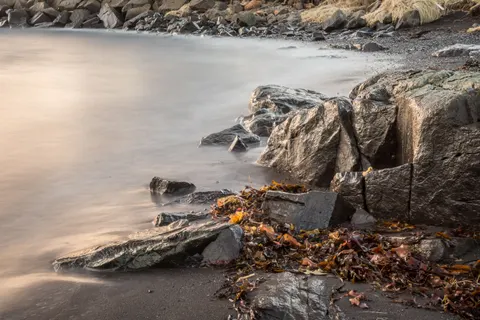 والپیپر ساحل شن سیاه با کیفیت 4K · travel · 3840×2560