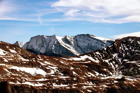 Verschneiter Berggipfel 4K Hintergrundbild · mountains · 3840×2560