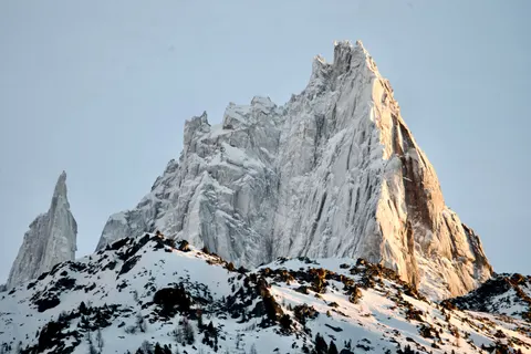 Verschneiter Berggipfel 4K Hintergrundbild · mountains · 3840×2560