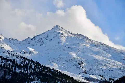 Verschneiter Berggipfel 4K Hintergrundbild · mountains · 3840×2563