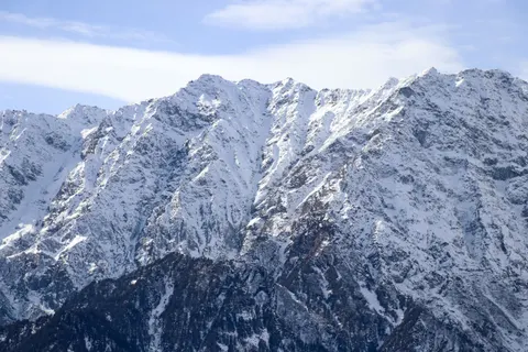 Verschneiter Berggipfel 4K Hintergrundbild · mountains · 3840×2560