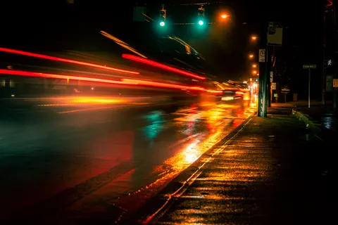 Wallpaper Mobil di Malam Hari 4K · cars · 3840×2563