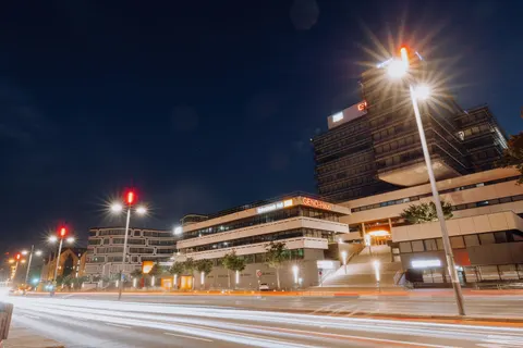 夜色车影 4K壁纸 · cars · 3840×2560