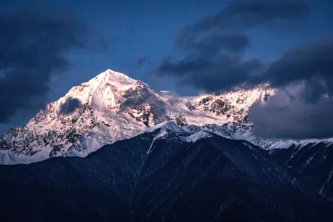 Verschneiter Berggipfel 4K Hintergrundbild · mountains · 3840×2560