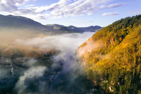 والپیپر دریاچه کوهستانی مه‌آلود با کیفیت 4K · nature · 3840×2558