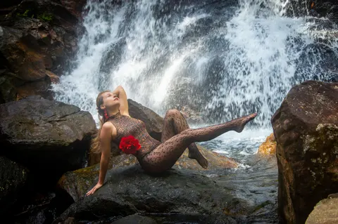 خلفية شلال الأدغال بدقة 4K · waterfall · 3840×2553