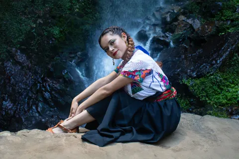 जंगल का झरना 4K वॉलपेपर · waterfall · 3840×2560