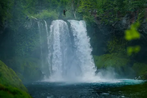 Wallpaper Air terjun rimba 4K · waterfall · 3840×2560