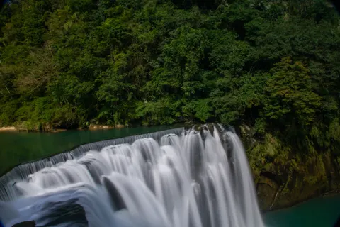 Silky Waterfall 4K Wallpaper · waterfall · 3840×2560