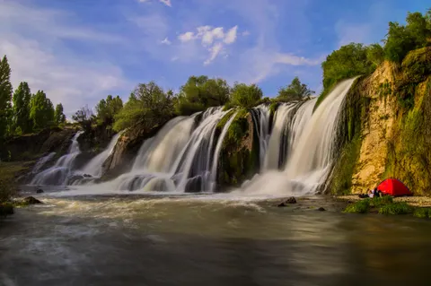 Tapeta Jedwabisty wodospad 4K · waterfall · 3840×2553