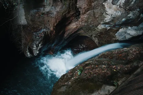 خلفية شلال حريري بدقة 4K · waterfall · 3840×2562