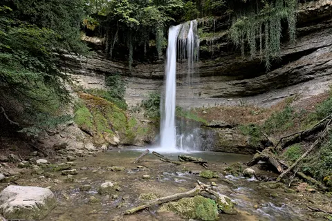 Zijdezachte waterval 4K-achtergrond · waterfall · 3840×2558