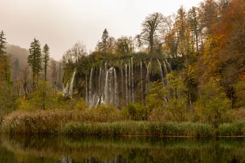 Tapeta Wodospad ze skały 4K · waterfall · 3840×2560
