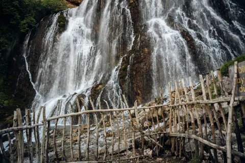 Fondo de pantalla Cascada en el acantilado 4K · waterfall · 3840×2560
