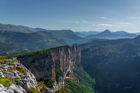 Waterval langs de klif 4K-achtergrond · waterfall · 3840×2561