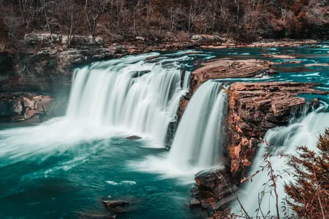خلفية شلال الجرف بدقة 4K · waterfall · 3840×2560
