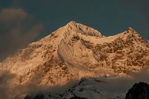 Snowy Mountain Peak 4K Wallpaper · mountains · 3840×2560